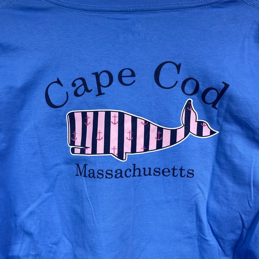 NWT 🐳 CUFFY’s Cape Cod Massachusetts Women’s Blue Pink Whale V-Neck Shirt - M - Picture 5 of 5